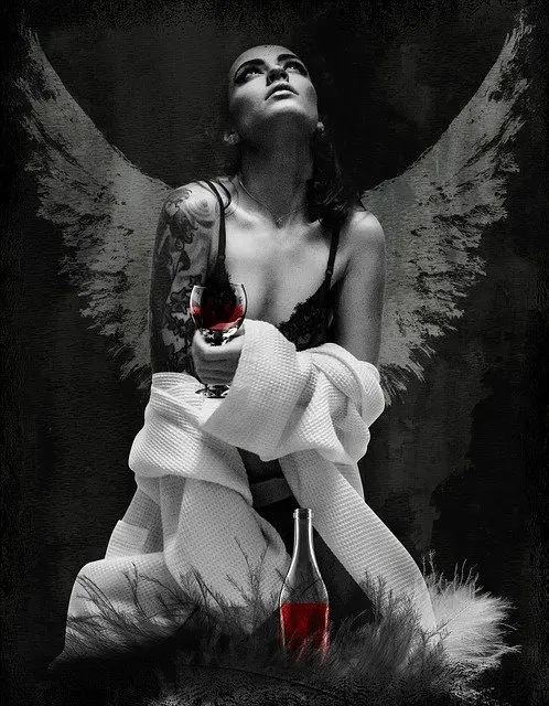 image noir et blanc femme avec des ailes qui boit un verre de vin pour maigrir facilement